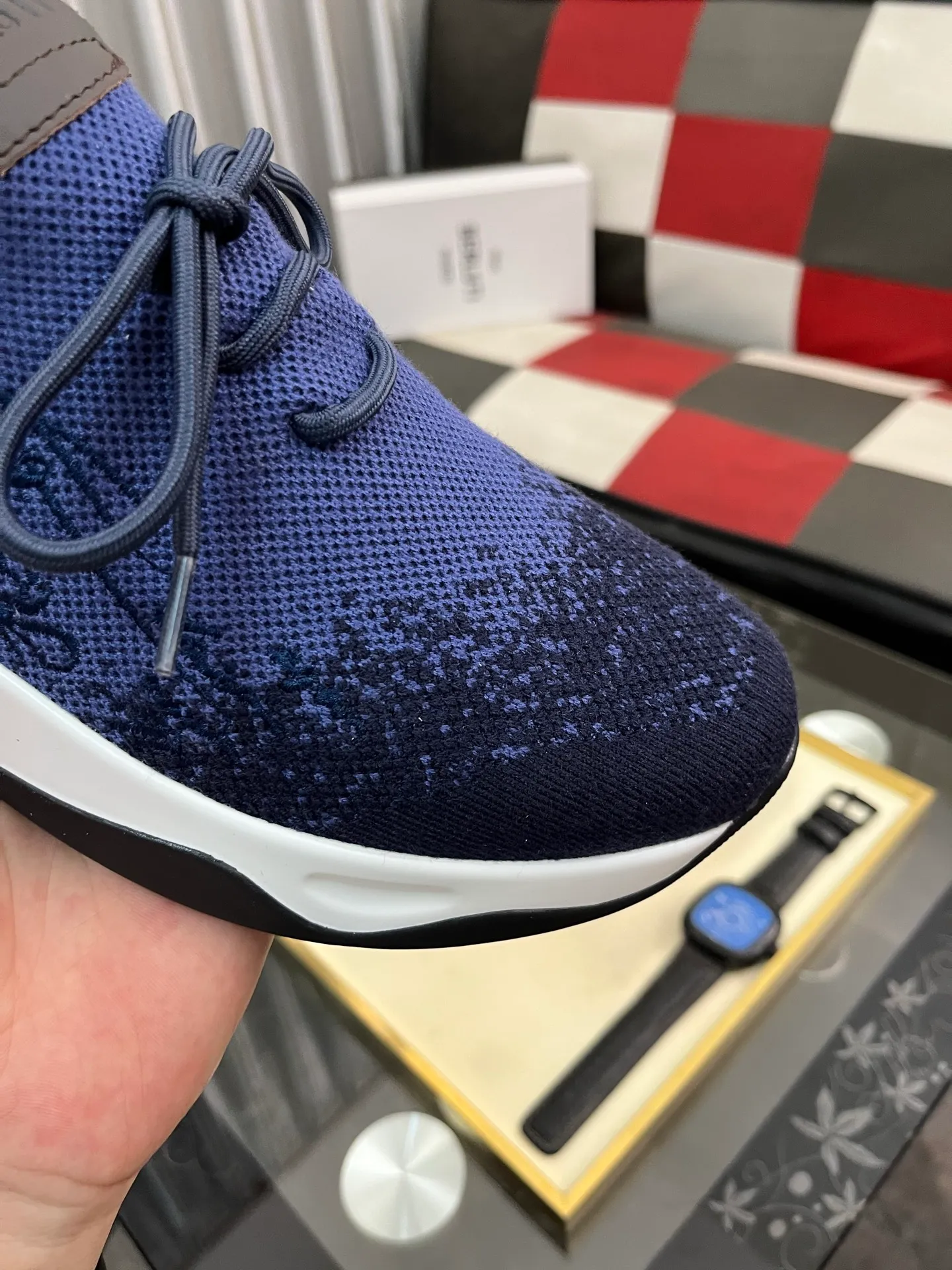 Men's Men's Shoes 💰400⌚️⌚️Berlut* France's top men's shoes, Berluti brand broke the rules in its first show and launched a new Edge shoe last. This model is hand-crafted with exquisite and fashionable fly-woven cowhide, a water-dyed cowhide lining, and an original color-blocked lightweight and wear-resistant rubber sole. This bold improvement of the iconic shoe last is of great significance to the creative work of its unique shape and edge width. On Alessandro shoes, this sharp-edged silhouette is made more see-through through Kris' bold and professional new Cloudy dyeing, making it classic and fashionable! Size: 38-46